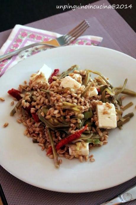 Farro con carciofi, pomodori secchi e feta