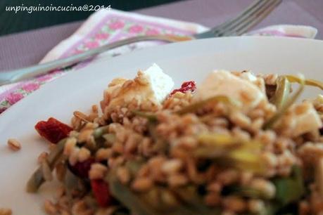 Farro con carciofi, pomodori secchi e feta