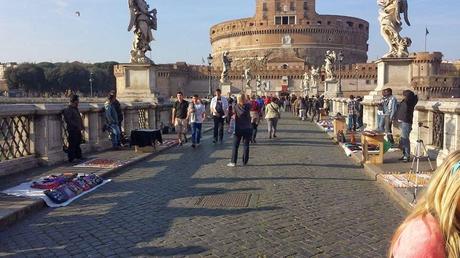 Commercio ambulante abusivo a Roma. La fotogallery definitiva&umiliante per il genere umano da guardare e condividere