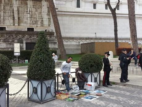 Commercio ambulante abusivo a Roma. La fotogallery definitiva&umiliante per il genere umano da guardare e condividere