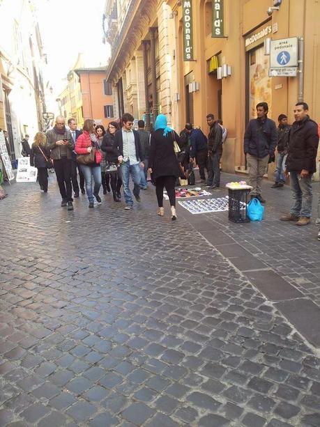 Commercio ambulante abusivo a Roma. La fotogallery definitiva&umiliante per il genere umano da guardare e condividere