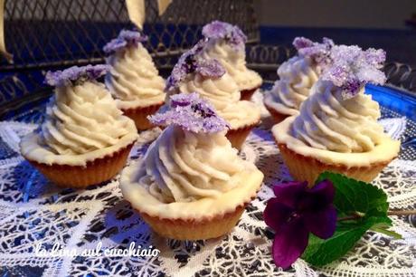 Tartellette mignon con mascarpone e violette