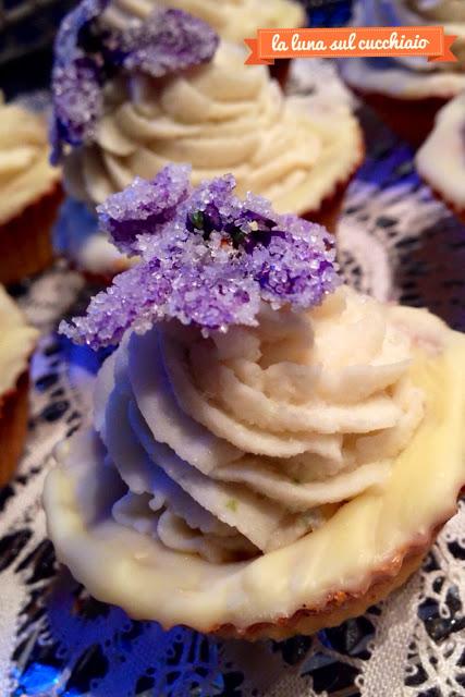 Tartellette mignon con mascarpone e violette