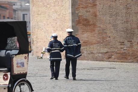 La morte della legalità. In mezzo ad un incredibile brulicare di abusivi, a Castel Sant'Angelo la Polizia Municipale passeggia come nulla fosse