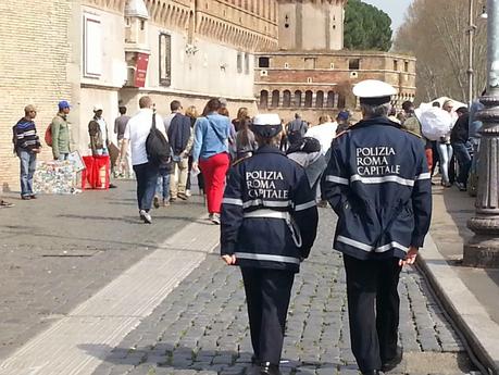 La morte della legalità. In mezzo ad un incredibile brulicare di abusivi, a Castel Sant'Angelo la Polizia Municipale passeggia come nulla fosse