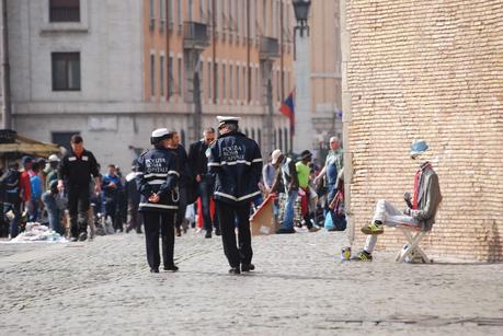 La morte della legalità. In mezzo ad un incredibile brulicare di abusivi, a Castel Sant'Angelo la Polizia Municipale passeggia come nulla fosse