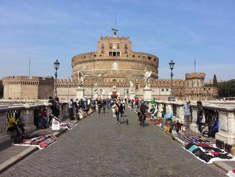 La morte della legalità. In mezzo ad un incredibile brulicare di abusivi, a Castel Sant'Angelo la Polizia Municipale passeggia come nulla fosse