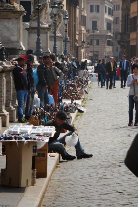 La morte della legalità. In mezzo ad un incredibile brulicare di abusivi, a Castel Sant'Angelo la Polizia Municipale passeggia come nulla fosse