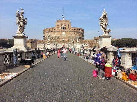 La morte della legalità. In mezzo ad un incredibile brulicare di abusivi, a Castel Sant'Angelo la Polizia Municipale passeggia come nulla fosse