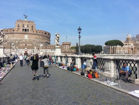 La morte della legalità. In mezzo ad un incredibile brulicare di abusivi, a Castel Sant'Angelo la Polizia Municipale passeggia come nulla fosse