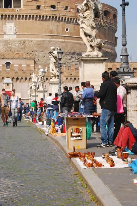 La morte della legalità. In mezzo ad un incredibile brulicare di abusivi, a Castel Sant'Angelo la Polizia Municipale passeggia come nulla fosse