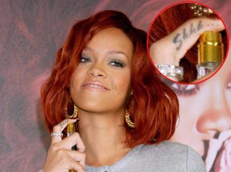 Rihanna, tutti i suoi tatuaggi... compresi quelli con errori grammaticali