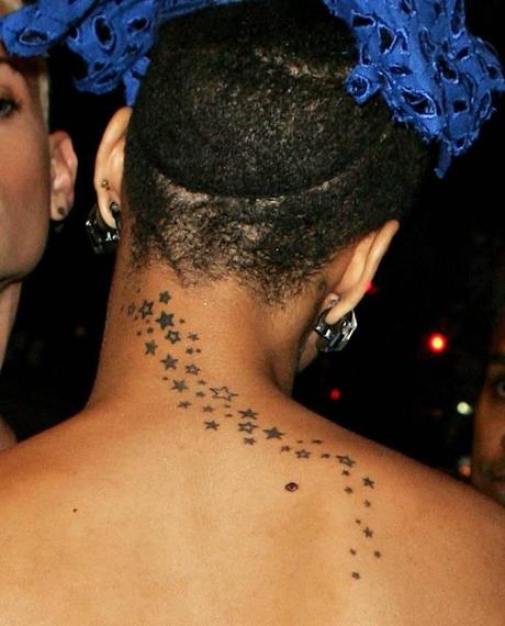 Rihanna, tutti i suoi tatuaggi... compresi quelli con errori grammaticali