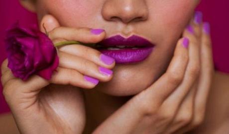 a Radiant-orchid-mani-e-labbra