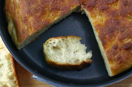 Focaccia all'olio d'oliva, patate e germe di grano