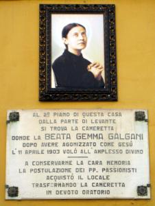 Lucca - Targa posta sulla casa dove morì Santa Gemma Galgani 