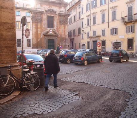 ITALPECETTA COLPISCE ANCORA! L'ORRENDO SGARRO DI VIA DI MONSERRATO, A POCHI METRI DA PALAZZO FARNESE. IL CENTRO STORICO STUPRATO COL PIEDE DI PORCO