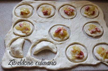 Speka rausi ovvero panzerotti al forno con cipolla e pancetta