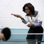 Michelle Obama scrive ideogrammi in una scuola di Pechino06