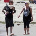 Pink in spiaggia con il marsupio mamme a spillo