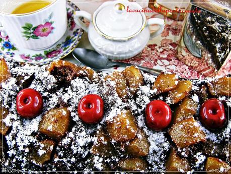 Torta al cioccolato fondente con amaretti, mirtilli e pere sciroppate