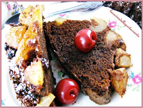 Torta al cioccolato fondente con amaretti, mirtilli e pere sciroppate