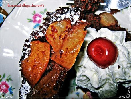 Torta al cioccolato fondente con amaretti, mirtilli e pere sciroppate