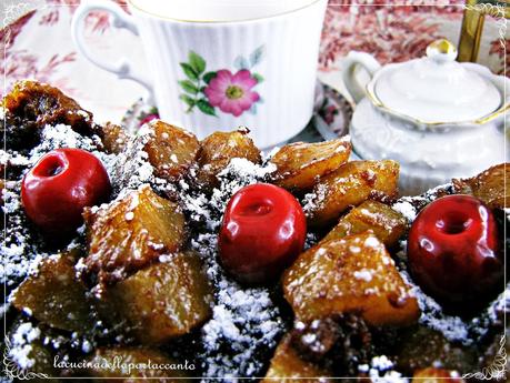 Torta al cioccolato fondente con amaretti, mirtilli e pere sciroppate