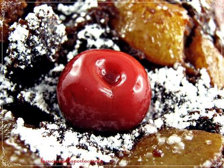 Torta al cioccolato fondente con amaretti, mirtilli e pere sciroppate