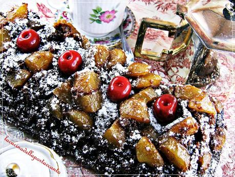 Torta al cioccolato fondente con amaretti, mirtilli e pere sciroppate