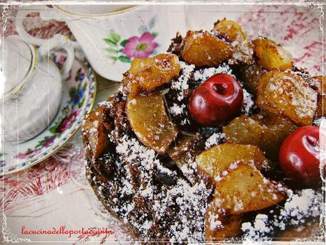 Torta al cioccolato fondente con amaretti, mirtilli e pere sciroppate