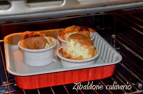 Soufflè al formaggio di capra con salsa di mirtilli al cardamomo