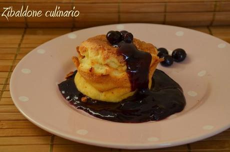 Soufflè al formaggio di capra con salsa di mirtilli al cardamomo