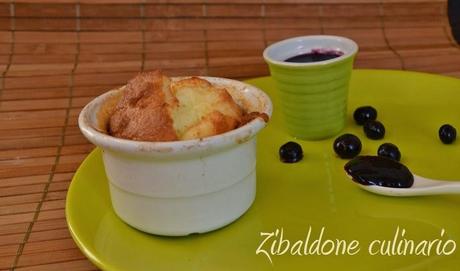 Soufflè al formaggio di capra con salsa di mirtilli al cardamomo