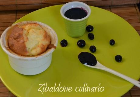 Soufflè al formaggio di capra con salsa di mirtilli al cardamomo