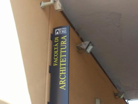 Tutte le foto dell'accampamento abusivo sotto a Ponte Testaccio. Nel Primo Municipio. Area Unesco. 20 metri dal Macro. 15 metri dall'Università