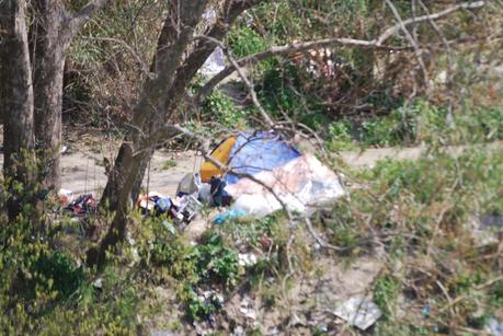 Tutte le foto dell'accampamento abusivo sotto a Ponte Testaccio. Nel Primo Municipio. Area Unesco. 20 metri dal Macro. 15 metri dall'Università