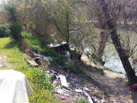 Tutte le foto dell'accampamento abusivo sotto a Ponte Testaccio. Nel Primo Municipio. Area Unesco. 20 metri dal Macro. 15 metri dall'Università