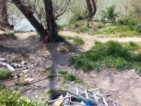 Tutte le foto dell'accampamento abusivo sotto a Ponte Testaccio. Nel Primo Municipio. Area Unesco. 20 metri dal Macro. 15 metri dall'Università