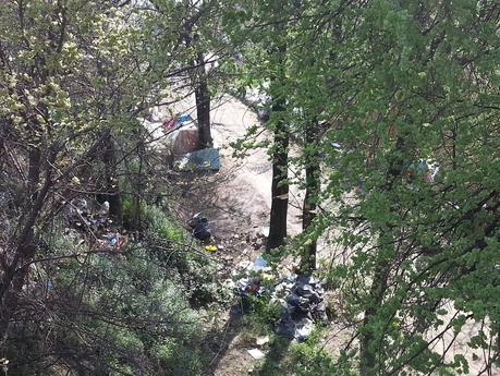 Tutte le foto dell'accampamento abusivo sotto a Ponte Testaccio. Nel Primo Municipio. Area Unesco. 20 metri dal Macro. 15 metri dall'Università