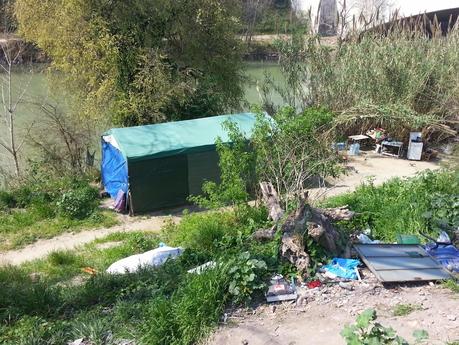 Tutte le foto dell'accampamento abusivo sotto a Ponte Testaccio. Nel Primo Municipio. Area Unesco. 20 metri dal Macro. 15 metri dall'Università