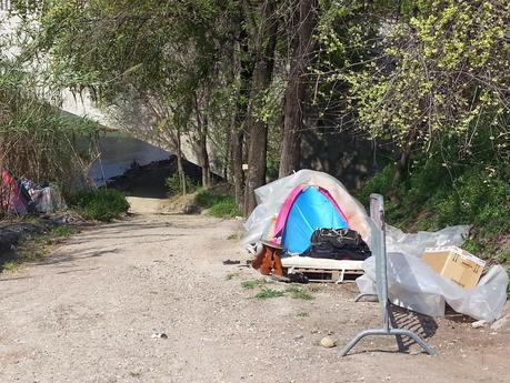 Tutte le foto dell'accampamento abusivo sotto a Ponte Testaccio. Nel Primo Municipio. Area Unesco. 20 metri dal Macro. 15 metri dall'Università