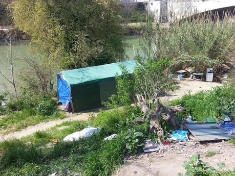 Tutte le foto dell'accampamento abusivo sotto a Ponte Testaccio. Nel Primo Municipio. Area Unesco. 20 metri dal Macro. 15 metri dall'Università