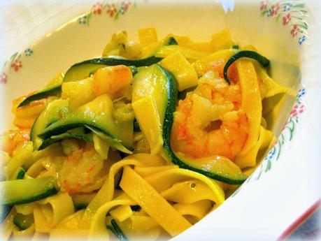 TAGLIATELLE ALLO ZAFFERANO CON ZUCCHINE E GAMBERI