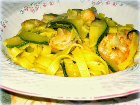 TAGLIATELLE ALLO ZAFFERANO CON ZUCCHINE E GAMBERI