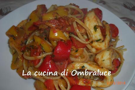 Linguine con peperoni e anelli di calamaro