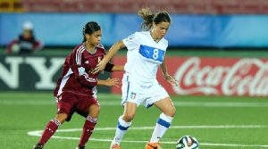 Flaminia Simonetti (Res Roma) lotta con Tahicelis Marcano. Fonte: www.fifa.com