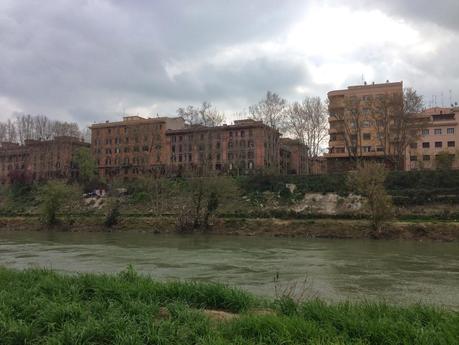 Su Lungotevere Testaccio, lungo gli argini del fiume, sta praticamente nascendo, indisturbata, un'altra città. Immaginatevi sulla Senna, sul Manzanarre o sul Tamigi