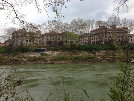 Su Lungotevere Testaccio, lungo gli argini del fiume, sta praticamente nascendo, indisturbata, un'altra città. Immaginatevi sulla Senna, sul Manzanarre o sul Tamigi