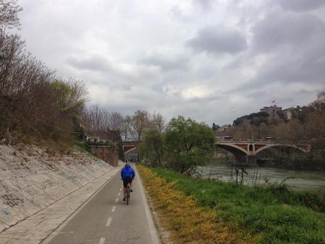 Su Lungotevere Testaccio, lungo gli argini del fiume, sta praticamente nascendo, indisturbata, un'altra città. Immaginatevi sulla Senna, sul Manzanarre o sul Tamigi